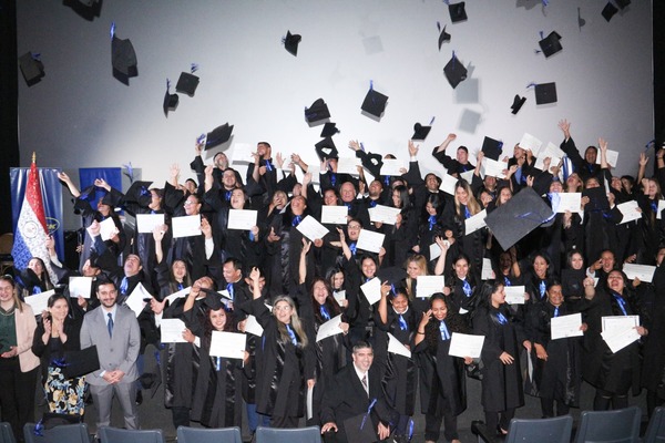 Gracias a la alianza entre Supermercados Stock y el Ministerio de Educación, se graduaron 126 nuevos bachilleres - trece
