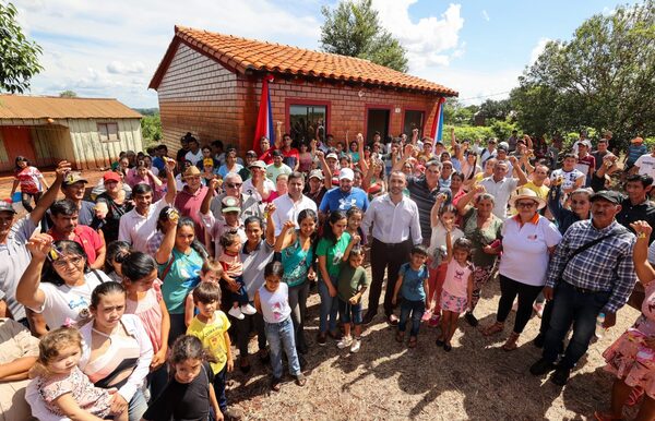 Familias de Itapúa acceden a nuevas viviendas, que llegan a casi 5.000 entregadas por el Gobierno - .::Agencia IP::.