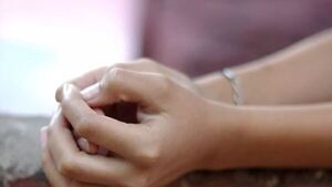 Juez de Paz la adoptó y abusó de ella desde los 12, denunció