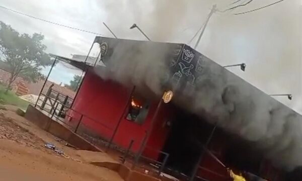 Incendio deja daños importantes en hamburguesería de Hernandarias