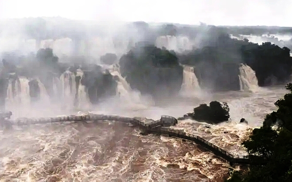 El caudal del río Yguazú disminuye y se reabre el acceso a la Garganta del Diablo - La Clave