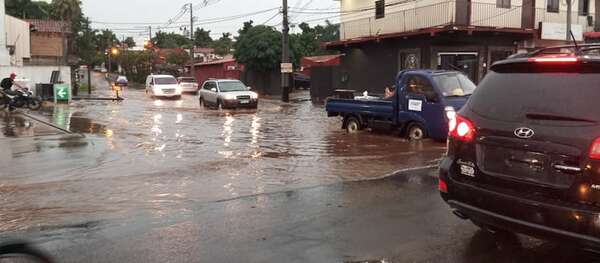 Luque registra lluvias intensas con inconvenientes para peatones y automovilistas - Nacionales - ABC Color
