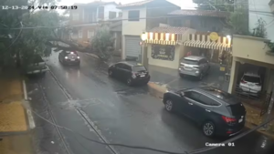 Conductor intentó pasar debajo de un árbol caído y quedó atrapado