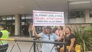 Unión de jubilados rechaza por “falsa e infundada” versión de colapso del IPS - Economía - ABC Color