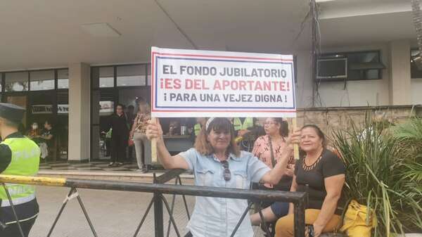 Unión de jubilados rechaza por “falsa e infundada” versión de colapso del IPS - Economía - ABC Color