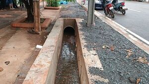 Vecinos de Itacurubi se movilizan por inundaciones en sus hogares