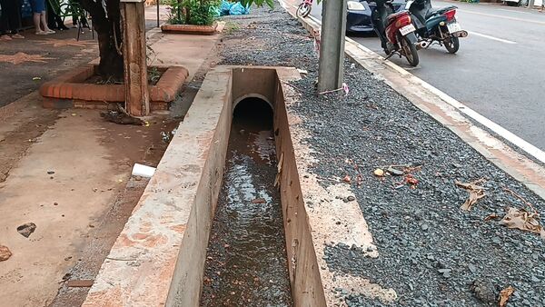 Vecinos de Itacurubi se movilizan por inundaciones en sus hogares