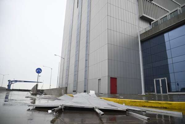 Caída del revestimiento de torre del Puerto: Firma culpa al viento y asumirá reparación   - Economía - ABC Color
