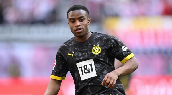 Escándalo en Alemania: la edad y el padre de Youssoufa Moukoko podrían ser mentira
