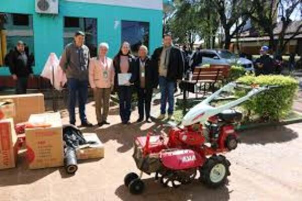 EBY entrega insumos y equipos a agricultores de San Pedro del Paraná y Alto Verá • RADIO NACIONAL
