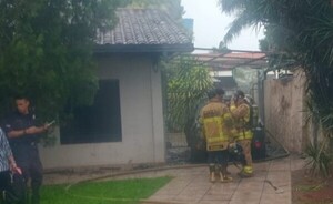 Vehículo se incendió dentro de un garaje en el Área 4
