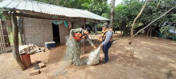 Veda de pesca: retiran elementos de pesca del río Paraná en Ayolas - Nacionales - ABC Color