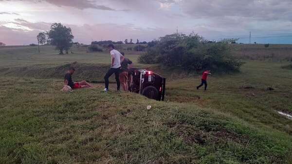 Caapucú: tres heridos fue el saldo de un vuelco de camioneta ocasionado por un ebrio al volante - Nacionales - ABC Color