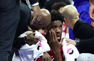 Versus / Embiid abandona tras un golpe en la cara en derrota de los Sixers
