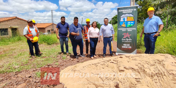 185 METROS DE EMPEDRADO SE COMIENZA A CONSTRUIR EN EL B° CONAVI DE TRINIDAD - Itapúa Noticias