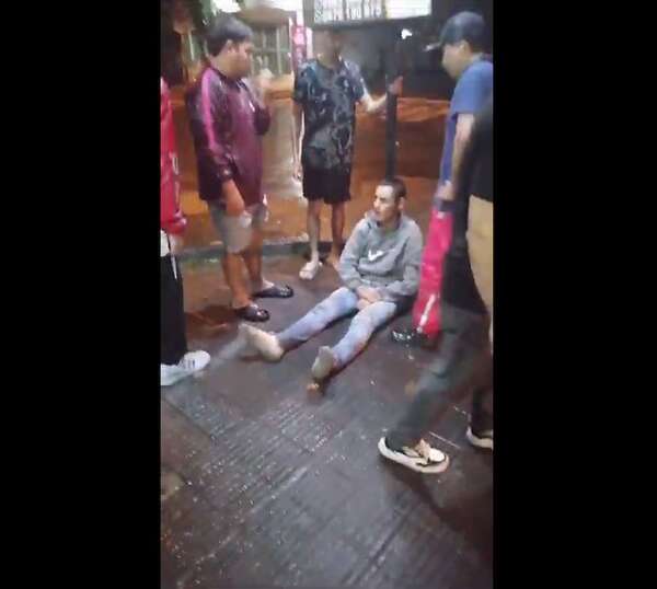 Vídeo: brutal golpiza a un presunto ladrón que intentó robar una moto en Lambaré - Policiales - ABC Color