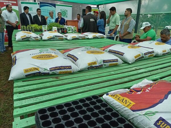 Agricultores de San Pedro del Paraná y Alto Verá recibieron insumos y equipamientos - .::Agencia IP::.