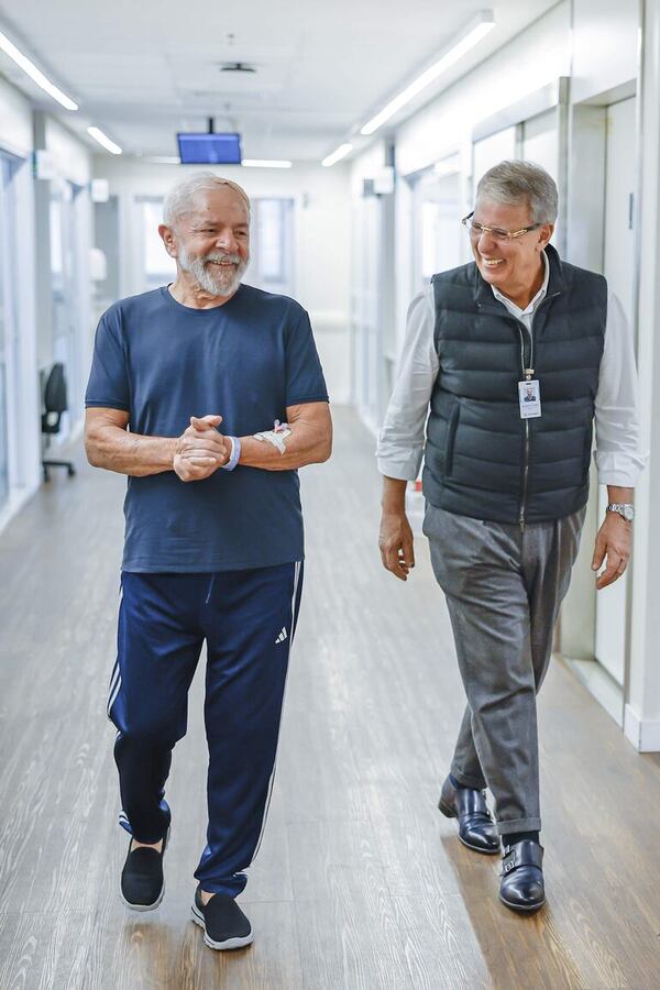 Lula sigue en cuidados semiintensivos y sin previsión de alta médica - Mundo - ABC Color