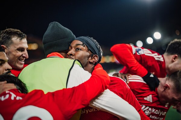Versus / Ramón Sosa no ingresó, pero el Forest consiguió un triunfazo con remontada ante el Aston Villa