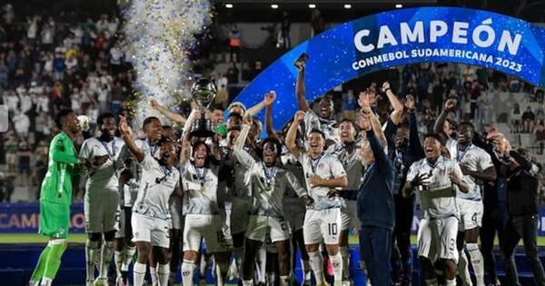 La Nación / Álex Arce, campeón y goleador de Liga