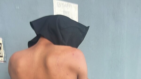 Detienen a un hombre por golpear y herir a su madre y a su hermano