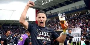[VIDEO] ¡Alex Arce sacó sus pasos prohibidos en el festejo de campeón!