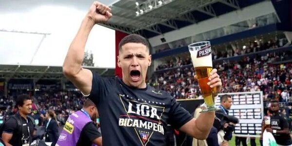 [VIDEO] ¡Alex Arce sacó sus pasos prohibidos en el festejo de campeón!