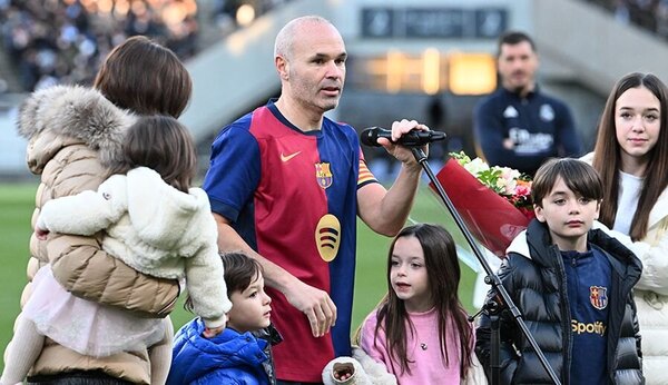 Versus / Andrés Iniesta se "despide" ante 45.000 espectadores en Tokio