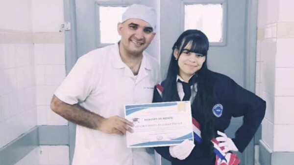 Hija llevó su Mención de Honor al hospital para mostrarle a su papá