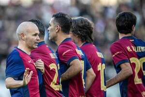 Iniesta y Xavi se reencuentran sobre el césped en un "Clásico de Leyendas" en Tokio - Fútbol Internacional - ABC Color