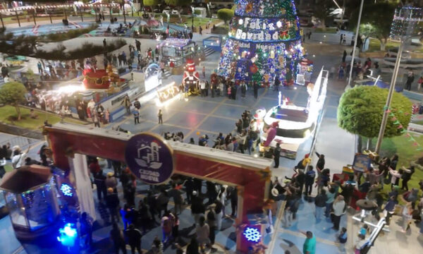 Alcalde peruano disfrazado de elfo desciende en un trineo ‘volador’ para encender el árbol navideño