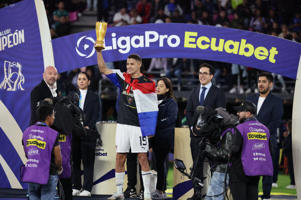 Versus / El importante galardón que recibió Alex Arce en el fútbol ecuatoriano