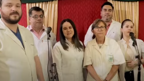 Video: Médicos unen sus voces para cantar y animar a los pacientes por Navidad