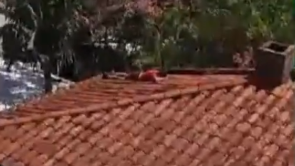 Lo denunciaron por robo de cables y saltó al techo de una vivienda