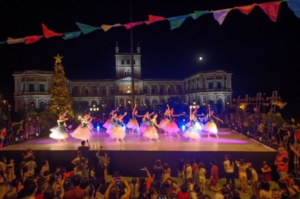 La magia de El Cascanueces maravilló a un gran público frente al Palacio - ADN Digital