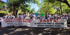 Familiares de víctimas del choque en ruta Luque-San Ber se manifiestan frente a la Agrupación Especializada - Nacionales - ABC Color