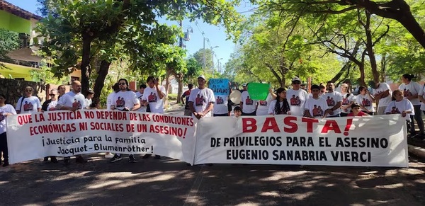 Familiares de víctimas del choque en Luque-San Bernardino exigen justicia frente a la Agrupación Especializada