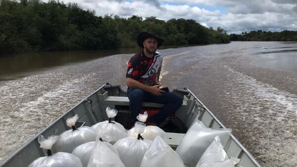 Pescadores siembran alevines en ríos Monday, Ypeti y Capiibary