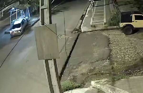 Video: conductor destruyó altar de 30 años en Lambaré y luego huyó - Policiales - ABC Color