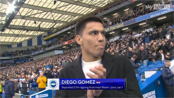 Afición del Brighton ovaciona a Diego Gómez