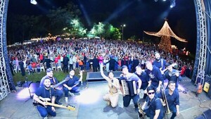 Villa Navideña de Itaipú congrega a unas 7.000 personas en Ciudad del Este