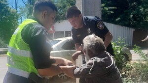 Policía rescata a adulto mayor que estaba desorientado en las calles de Caacupé