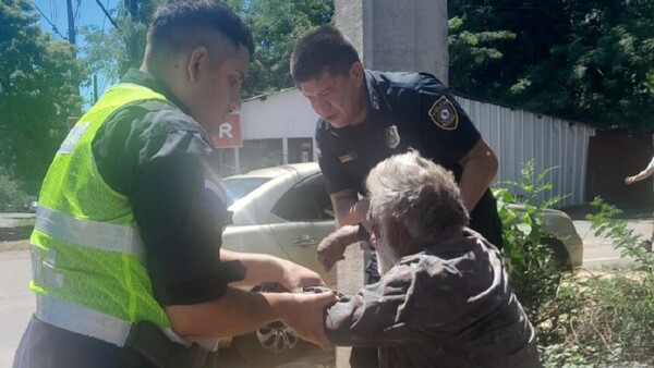 Policía rescata a adulto mayor que estaba desorientado en las calles de Caacupé