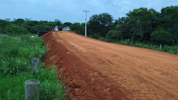 Colonos esperan habilitación de un puente construido sobre el Tapiracuai - Nacionales - ABC Color