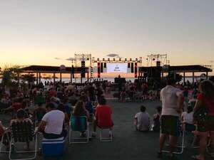 Fiesta multitudinaria en la playa San José para dar apertura a la temporada de verano en Encarnación - Nacionales - ABC Color