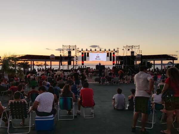 Fiesta multitudinaria en la playa San José para dar apertura a la temporada de verano en Encarnación - Nacionales - ABC Color