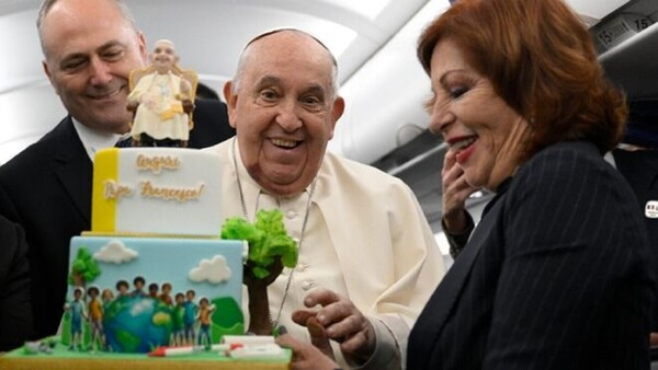Papa Francisco celebra su 88 cumpleaños con los periodistas de regreso de Córcega