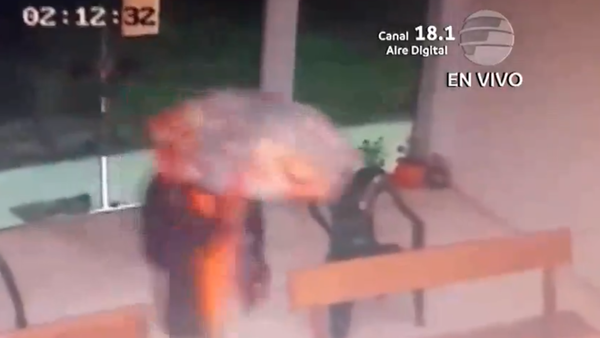 Con paraguas en mano robó la alcancía de una capilla en San Antonio