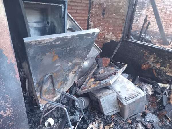 Dos casas fueron afectadas por un incendio en Fernando - Policiales - ABC Color