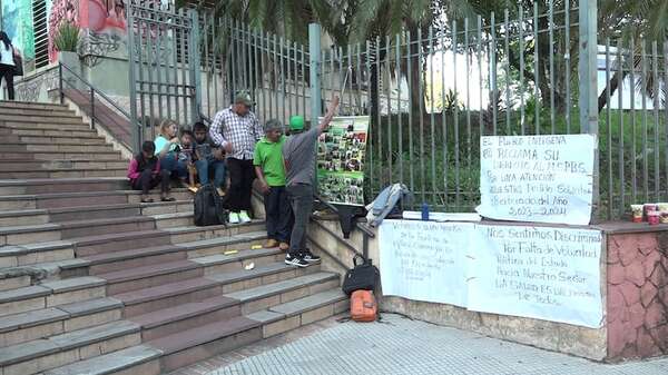 Enfermero indígena protesta frente a Ministerio de Salud para exigir nombramiento - Nacionales - ABC Color
